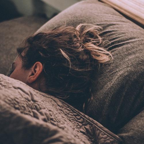 Grinding teeth while sleeping: possible causes and solutions - Ostrichpillow